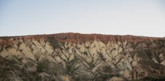 Murcia alcanza niveles críticos de endeudamiento autonómico: análisis de una crisis financiera estructural A view of a mountain with a sky in the background