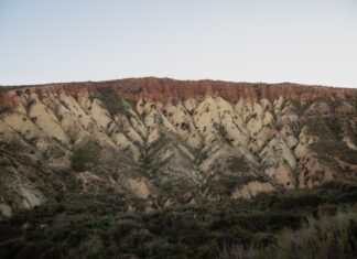 Murcia alcanza niveles críticos de endeudamiento autonómico: análisis de una crisis financiera estructural A view of a mountain with a sky in the background