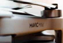 La revolución de los drones económicos transforma la guerra moderna: cuando lo simple supera a lo sofisticado silver fork and knife on white ceramic plate