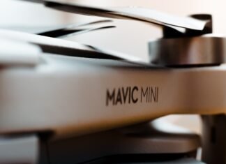 La revolución de los drones económicos transforma la guerra moderna: cuando lo simple supera a lo sofisticado silver fork and knife on white ceramic plate