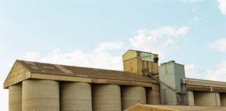 Impacto económico de la tensión geopolítica: Galicia ante los desafíos de crecimiento para 2026 a large building with a bunch of silos on top of it