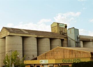 Impacto económico de la tensión geopolítica: Galicia ante los desafíos de crecimiento para 2026 a large building with a bunch of silos on top of it