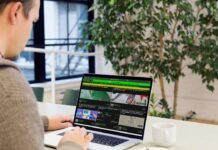 Los Activos del Mundo Real Tokenizados Alcanzan un Hito Histórico de USD 17.000 Millones A man sitting at a desk using a laptop computer