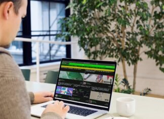 Los Activos del Mundo Real Tokenizados Alcanzan un Hito Histórico de USD 17.000 Millones A man sitting at a desk using a laptop computer