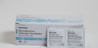 La revolución tecnológica en el sector eléctrico: cuando los drones transforman el mantenimiento de infraestructuras two packets of benexolonium sit next to each other
