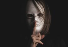 El desafío silencioso: cómo proteger el patrimonio religioso español de las termitas durante la Semana Santa woman in black shirt wearing black sunglasses