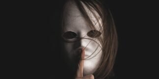 El desafío silencioso: cómo proteger el patrimonio religioso español de las termitas durante la Semana Santa woman in black shirt wearing black sunglasses