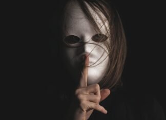 El desafío silencioso: cómo proteger el patrimonio religioso español de las termitas durante la Semana Santa woman in black shirt wearing black sunglasses