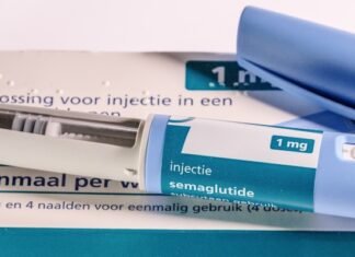 La revolución tecnológica llega al sector eléctrico: cómo los drones están transformando el mantenimiento de infraestructuras Insulin pen and its packaging are shown.