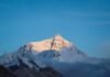 El Dilema del Everest: Entre la Seguridad de los Montañistas y los Intereses Económicos de Nepal Snowy mountain peak lit by the sun.