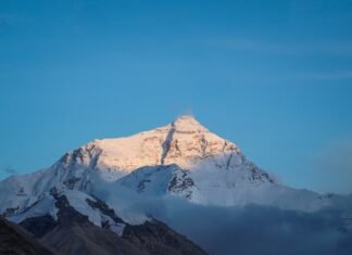 El Dilema del Everest: Entre la Seguridad de los Montañistas y los Intereses Económicos de Nepal Snowy mountain peak lit by the sun.