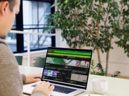 Indra encara una encrucijada estratégica tras la salida de su máximo ejecutivo A man sitting at a desk using a laptop computer