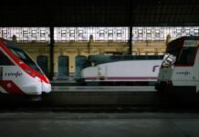 La conexión ferroviaria Madrid-Málaga bajo escrutinio europeo: análisis de las deficiencias en alta velocidad white and red Renfe train station