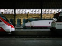 La conexión ferroviaria Madrid-Málaga bajo escrutinio europeo: análisis de las deficiencias en alta velocidad white and red Renfe train station