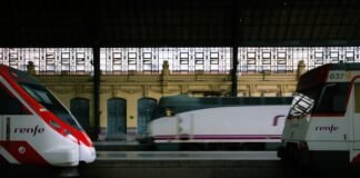 La conexión ferroviaria Madrid-Málaga bajo escrutinio europeo: análisis de las deficiencias en alta velocidad white and red Renfe train station
