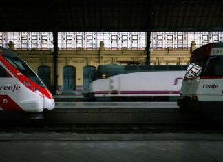 La conexión ferroviaria Madrid-Málaga bajo escrutinio europeo: análisis de las deficiencias en alta velocidad white and red Renfe train station