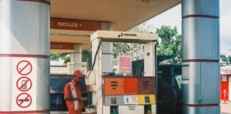 El fraude en combustibles: una modalidad delictiva en auge que amenaza al sector energético español man in red and black plaid dress shirt standing near gas pump