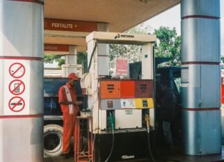 El fraude en combustibles: una modalidad delictiva en auge que amenaza al sector energético español man in red and black plaid dress shirt standing near gas pump