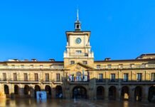 El Duelo por la Permanencia: Oviedo vs Sevilla Marca un Punto de Inflexión en LaLiga A large building with a clock tower on top of it