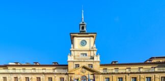 El Duelo por la Permanencia: Oviedo vs Sevilla Marca un Punto de Inflexión en LaLiga A large building with a clock tower on top of it