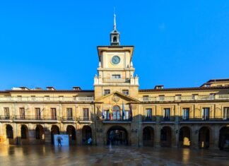 El Duelo por la Permanencia: Oviedo vs Sevilla Marca un Punto de Inflexión en LaLiga A large building with a clock tower on top of it