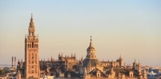 La transformación espiritual de Sevilla durante el Viernes Santo: cuando la tradición abraza la renovación brown concrete building during daytime photo