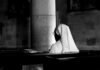 El papel de la mujer en la Iglesia Católica: entre tradición y modernidad en el siglo XXI grayscale photography of woman wearing veil sitting on bench
