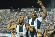 El Deportivo Alavés Gloriosas regresa a la élite del fútbol femenino español tras una temporada ejemplar man in white and blue jersey shirt