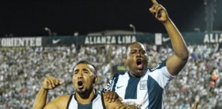 El Deportivo Alavés Gloriosas regresa a la élite del fútbol femenino español tras una temporada ejemplar man in white and blue jersey shirt
