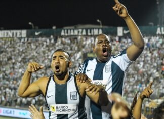 El Deportivo Alavés Gloriosas regresa a la élite del fútbol femenino español tras una temporada ejemplar man in white and blue jersey shirt