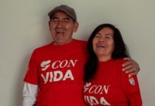 La pérdida del humor en España: cuando la corrección política sofoca la risa A man and a woman wearing red shirts