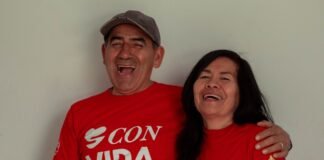 La pérdida del humor en España: cuando la corrección política sofoca la risa A man and a woman wearing red shirts
