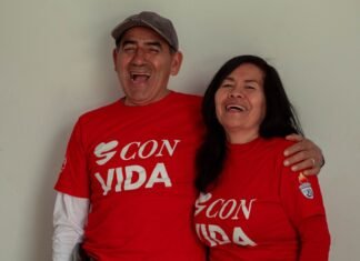 La pérdida del humor en España: cuando la corrección política sofoca la risa A man and a woman wearing red shirts