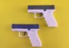 Pistolas de Pintura 2026: Tecnología y Eficiencia Transforman el Sector de la Construcción Two white and blue toy guns on a yellow background