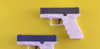 Pistolas de Pintura 2026: Tecnología y Eficiencia Transforman el Sector de la Construcción Two white and blue toy guns on a yellow background