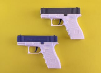 Pistolas de Pintura 2026: Tecnología y Eficiencia Transforman el Sector de la Construcción Two white and blue toy guns on a yellow background