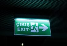 Crisis energética golpea duramente al sector pesquero mundial: cuando trabajar significa pérdidas a green exit sign hanging from the side of a wall