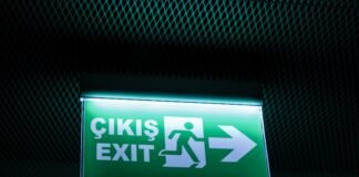 Crisis energética golpea duramente al sector pesquero mundial: cuando trabajar significa pérdidas a green exit sign hanging from the side of a wall