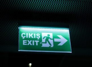 Crisis energética golpea duramente al sector pesquero mundial: cuando trabajar significa pérdidas a green exit sign hanging from the side of a wall
