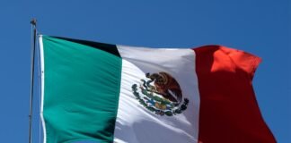 El legado histórico de México como refugio de los republicanos españoles durante la Guerra Civil A flag flying in the wind with a blue sky in the background