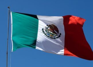 El legado histórico de México como refugio de los republicanos españoles durante la Guerra Civil A flag flying in the wind with a blue sky in the background