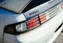 Silvia Superstar permanece 60 días en Tailandia debido a conflictos internacionales y se pierde estreno de Torrente a close up of the tail lights of a car