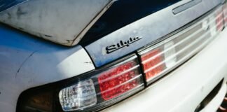 Silvia Superstar permanece 60 días en Tailandia debido a conflictos internacionales y se pierde estreno de Torrente a close up of the tail lights of a car