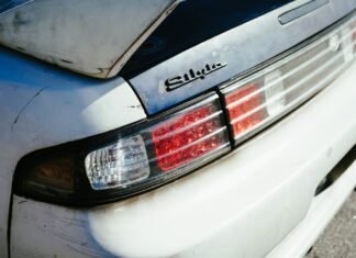 Silvia Superstar permanece 60 días en Tailandia debido a conflictos internacionales y se pierde estreno de Torrente a close up of the tail lights of a car