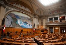 El presupuesto diplomático del Congreso: transparencia y eficiencia en el gasto público institucional a large room with a painting on the wall