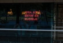 El biogás en España: cuando la sostenibilidad choca con la realidad social a neon sign in the window of a restaurant