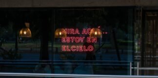 El biogás en España: cuando la sostenibilidad choca con la realidad social a neon sign in the window of a restaurant
