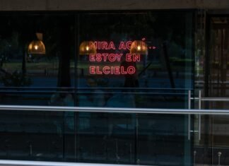 El biogás en España: cuando la sostenibilidad choca con la realidad social a neon sign in the window of a restaurant