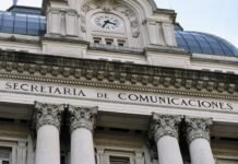 La estrategia comunicacional de Milei: cuando la confrontación con los medios se convierte en política de Estado Exterior shot of a building with "secretaría de comunicaciones."