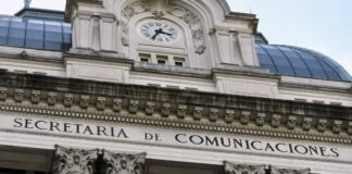 La estrategia comunicacional de Milei: cuando la confrontación con los medios se convierte en política de Estado Exterior shot of a building with "secretaría de comunicaciones."